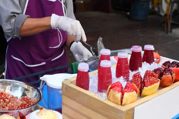 Knijpen van granaatappelsap op straat markt, thailand, bangkok — Stockfoto