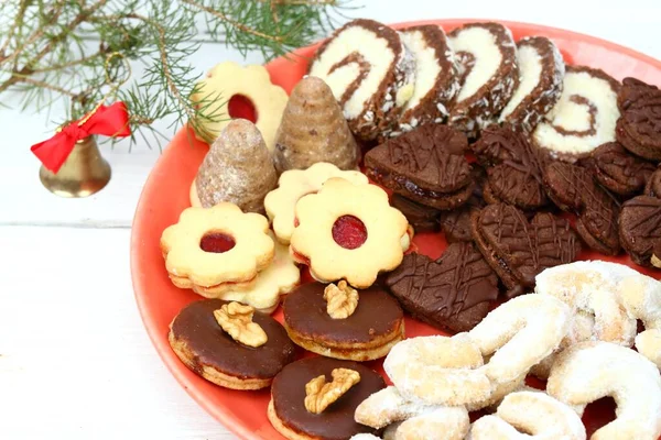 Kerstsnoepjes Het Rode Bord Een Belletje Typische Traditionele Kerstsnoepgoed Het — Stockfoto