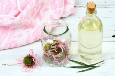 Dar yapraklı, mor fındıklı çiçek başlarından tentür yapmak. Echinacea angustifolia, Echinacea ailesinin en tedavi edici bitkisi..