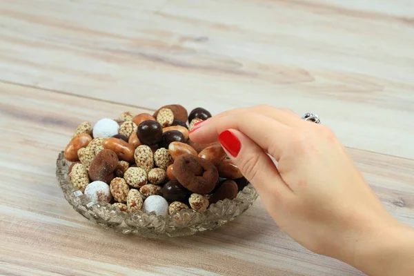 Donna Che Prende Cioccolata Assortita Caramelle Rivestite Deliziosi Dolci Messi — Foto Stock