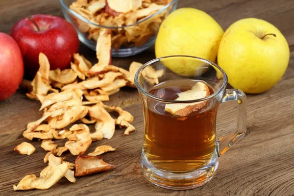 Apfeltee Glas Mit Getrockneten Apfelscheiben Darauf Hausgemachter Tee Aus Getrockneten — Stockfoto