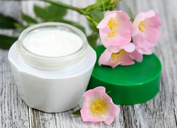 Kosmetische Creme Mit Rosa Blume Wildrose Feuchtigkeitscreme Mit Blumen Auf — Stockfoto