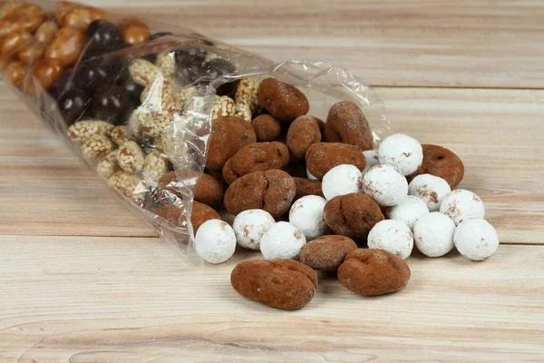 Chocolate Surtido Caramelos Recubiertos Cono Deliciosos Dulces Colocados Cuerno Plástico — Foto de Stock
