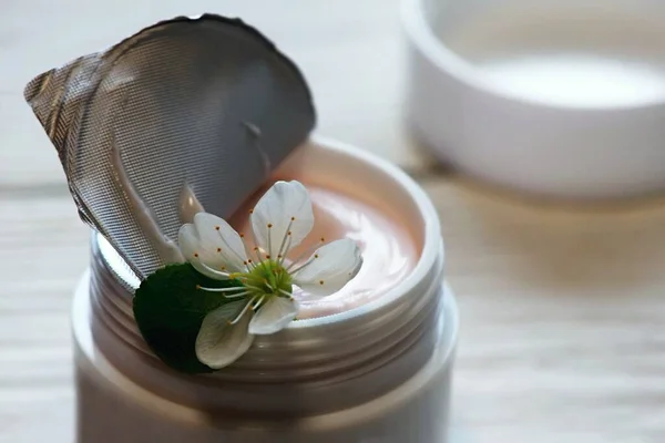 Roze Gezichtscrème Met Witte Bloem Van Zure Kersenboom Moisturizer Crème — Stockfoto