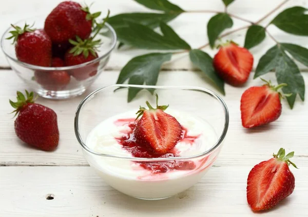 Facial Mask Yogurt Strawberries Edible Ingredients Facial Mask Good Complexion — Foto de Stock