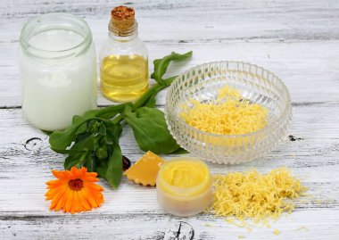 Balmumundan yapılmış ev yapımı dudak kremi ve hindistan cevizi yağı. Zararlı içerik içermeyen alternatif tıp ürünü. 