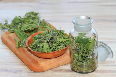 Kurutulmuş Scutellaria lateriflora 'dan tentür üretiyor. Mavi kafatası şapkası ya da kuduz köpek kafatası şapkası olarak bilinir. Özütü bitkisel ilaçlarda hafif bir sakinleştirici ve uyku düzenleyici olarak kullanılır..