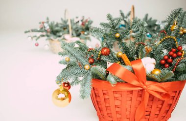 Nobilis ağacından dekore edilmiş sepet.