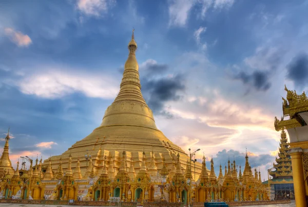 Храм Шведагон в Янгоне — стоковое фото