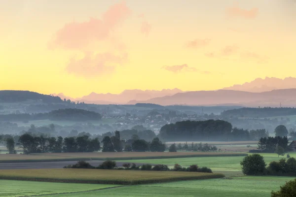 Zemědělská půda v sunrise, Švýcarsko — Stock fotografie