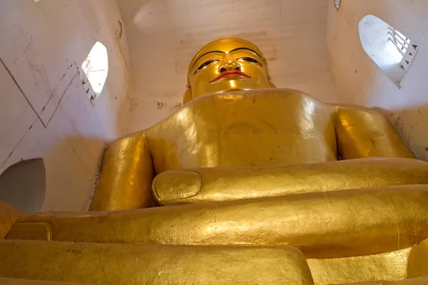 Buddha inside Manuha Paya, Bagan, Myanmar. — Stock Photo, Image