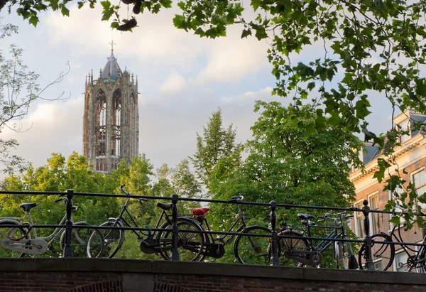 Dom toren en fietsen in utrecht, Nederland — Stockfoto