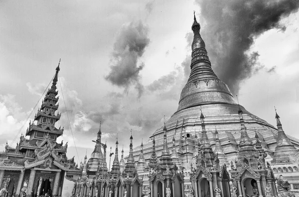 Goldener Shwedagon Tempel, schwarz und weiß — Stockfoto