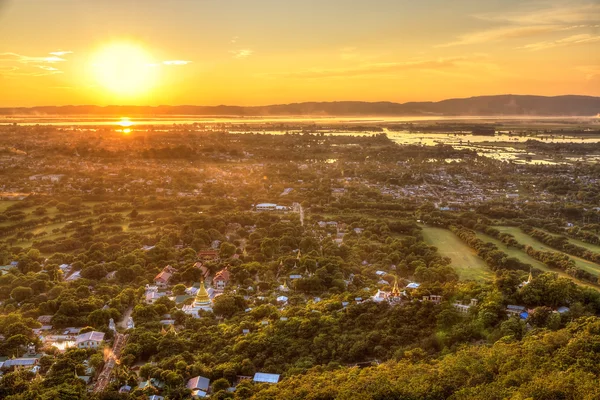 Mandalay gezien vanaf heuvel bij zonsondergang, Birma — Stockfoto