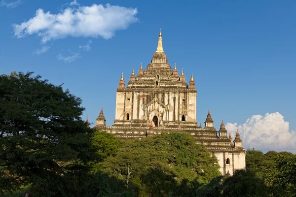 Thatbyinnyu tempel in de ochtend in bagan Birma — Stockfoto