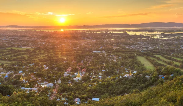 Mandalay visto da collina al tramonto, Birmania — Foto Stock