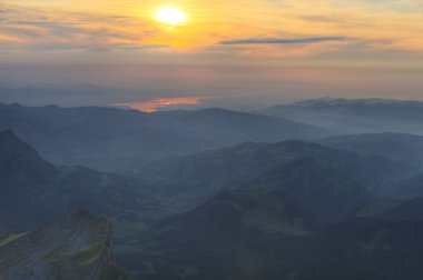 inişli çıkışlı yeşil tepelerin ve lake bodensee, İsviçre