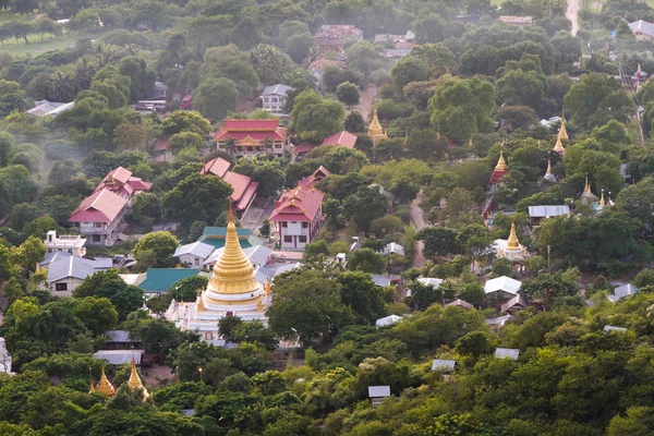 Mandalay pagodas doradas al atardecer — Foto de Stock