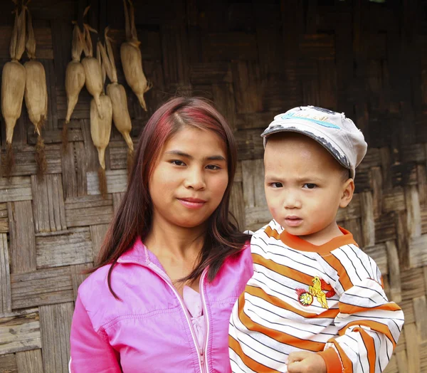 母亲和在缅甸的村庄，缅甸的太阳 — 图库照片
