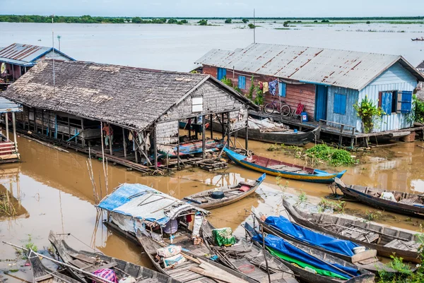 Tonle Sap, Cambogia - villaggio galleggiante Foto Stock
