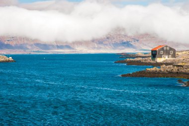 djupivogur, İzlanda'daki balıkçı kasabası koyda sakin