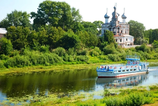 Ferry passe par la rivière à Vologda, Russie — Photo