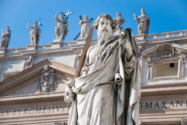 Estátua do Apóstolo Paulo em frente à Basílica de São Pedro — Fotografia de Stock