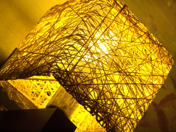 Lâmpada de parede com luz quente no interior do quarto — Fotografia de Stock
