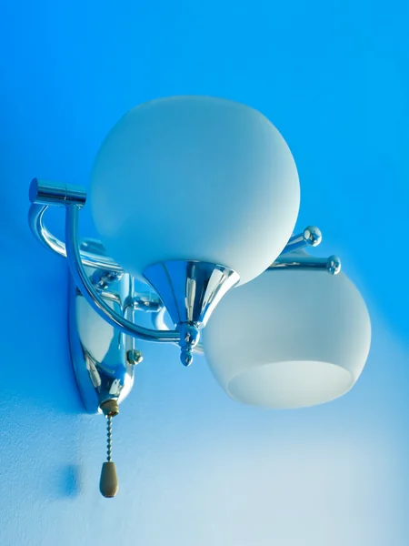 Beyaz lamba mavi tekstüre duvar