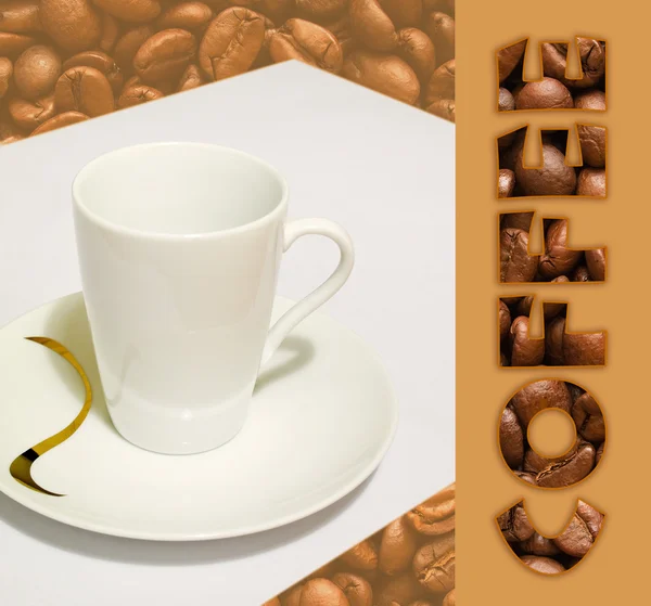 背景に白いカップ、コーヒー豆 — ストック写真