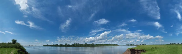 Sommerpanoramautsikt med elv og dyp blå himmel – stockfoto