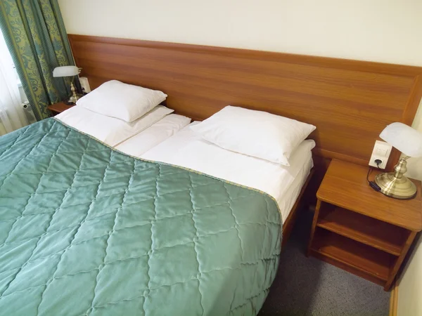 Dormitorio con almohadas blancas y lámparas — Foto de Stock