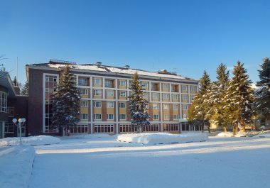 otel binası ile mavi gökyüzü işareti kaldırın.