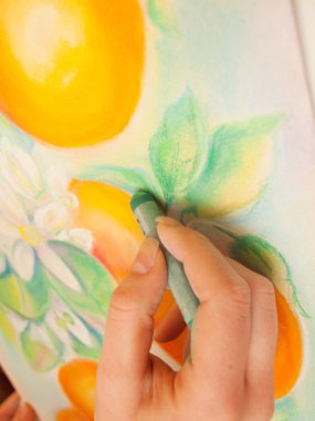 kunstenaar op het werk met pastel schilderij