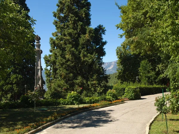 Pad in subtropische park met kolom in de buurt massandra palace — Stockfoto