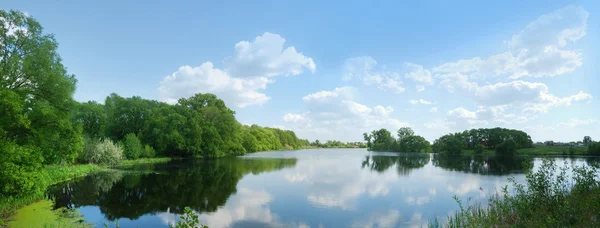 Güzel contryside mavi gökyüzü ve göl manzaralı — Stok fotoğraf