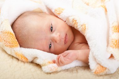 Yumuşak kapak üzerinde yatan bebek.