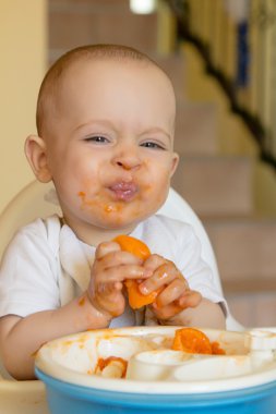 Kayısı yemeye meraklı bebek çocuk