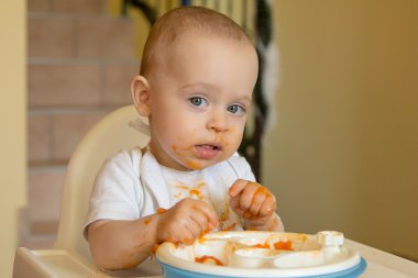 Kayısı yemeye meraklı bebek çocuk