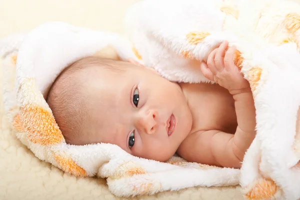 Bambino sdraiato su copertina morbida . — Foto Stock