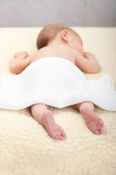 Baby wartet auf eine Massage — Stockfoto