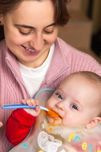 Bebé primera vez comiendo solo — Foto de Stock