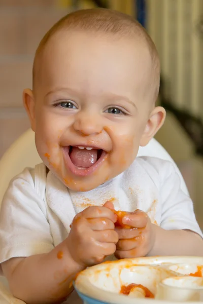 Niño curioso comiendo un albaricoque —  Fotos de Stock