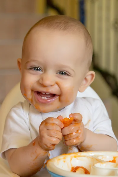 Niño curioso comiendo un albaricoque — Foto de Stock