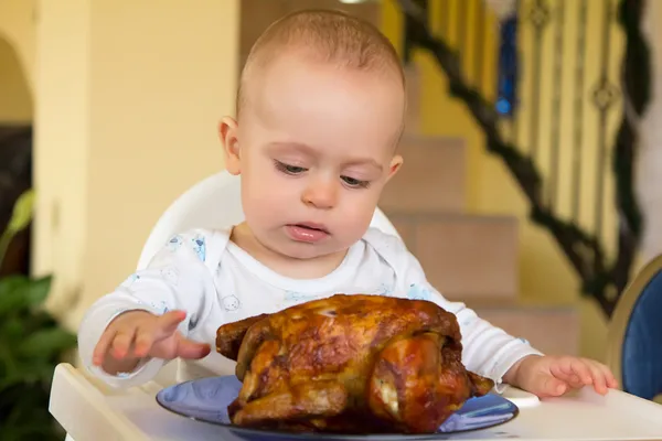 Bebé comiendo un gran pollo a la parrilla —  Fotos de Stock