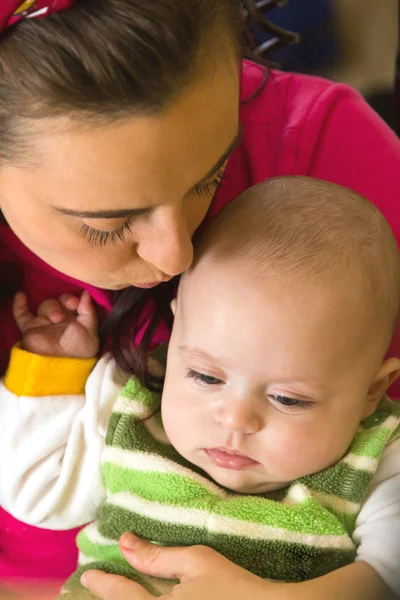 Madre besa a su hijo — Foto de Stock