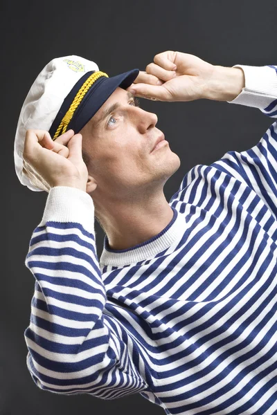 Unga seglare man med vit sjöman hatt — Stockfoto