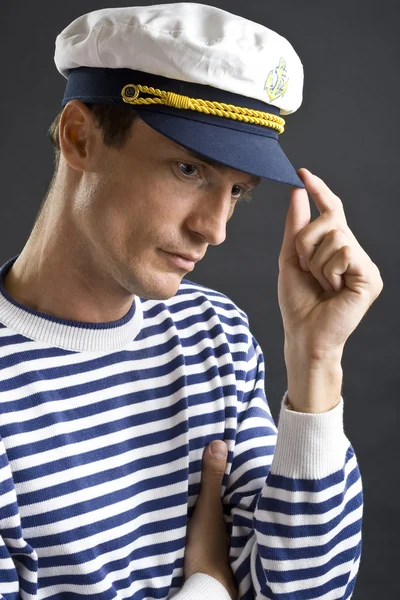 Homem marinheiro jovem com chapéu de marinheiro branco — Fotografia de Stock