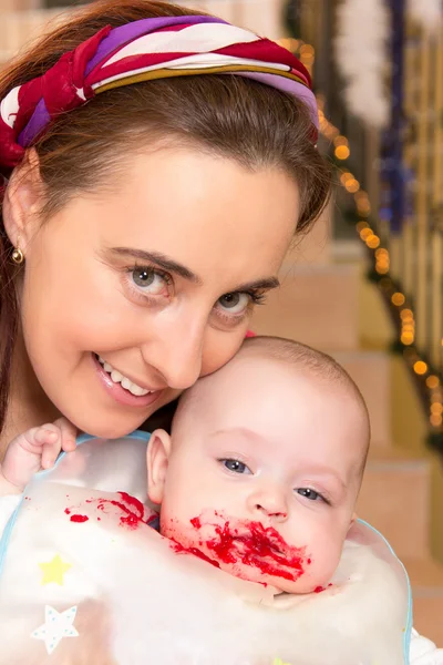 Madre con il suo moccioso figlio — Foto Stock