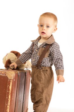 Bavullu küçük çocuk.